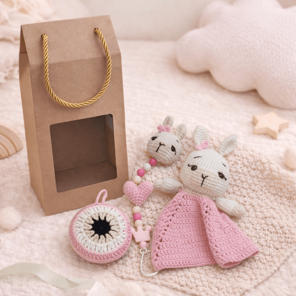 Little Love Set – Sweet Llama | Χειροποίητο σετ δώρου νεογέννητου με νάνι, κλιπ πιπίλας & φυλαχτό