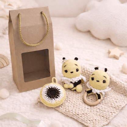 Little Love Set – Sweet Bee | Χειροποίητο σετ δώρου νεογέννητου με κουδουνίστρα, νάνι & φυλαχτό