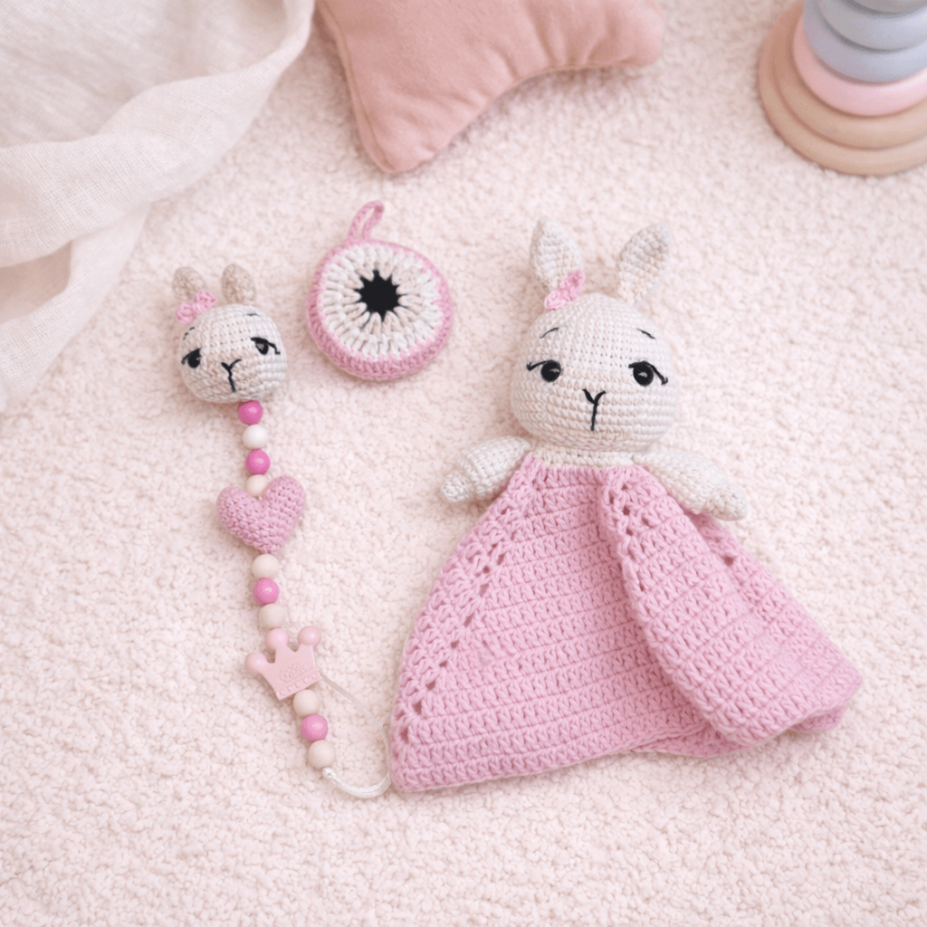 Little Love Set – Sweet Llama | Χειροποίητο σετ δώρου νεογέννητου με νάνι, κλιπ πιπίλας & φυλαχτό