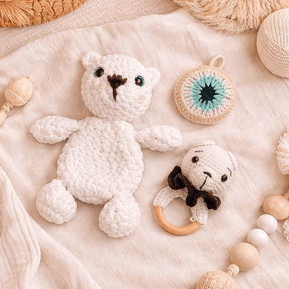 Little Love Set – Snow Bear | Χειροποίητο σετ δώρου νεογέννητου με νάνι, κουδουνίστρα & φυλαχτό