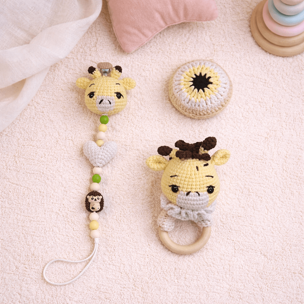 Little Love Set – Gentle Giraffe | Χειροποίητο σετ δώρου νεογέννητου με κουδουνίστρα, κλιπ πιπίλας & φυλαχτό