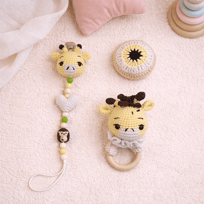 Little Love Set – Gentle Giraffe | Χειροποίητο σετ δώρου νεογέννητου με κουδουνίστρα, κλιπ πιπίλας & φυλαχτό