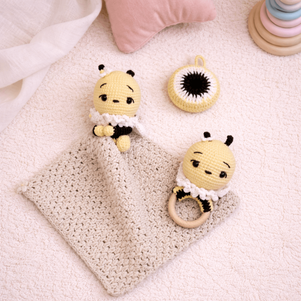 Little Love Set – Sweet Bee | Χειροποίητο σετ δώρου νεογέννητου με κουδουνίστρα, νάνι & φυλαχτό