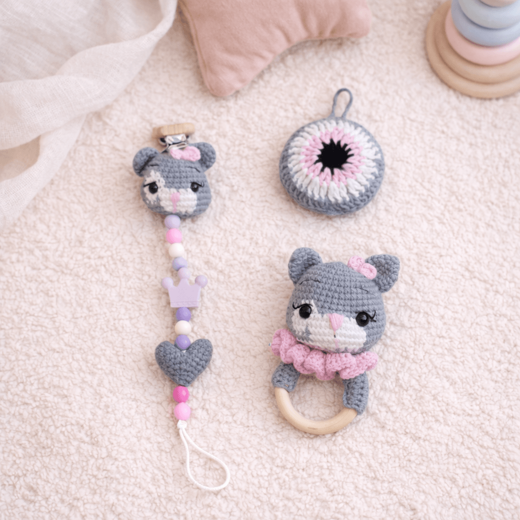Little Love Set – Pink Kitty | Χειροποίητο σετ δώρου νεογέννητου με κουδουνίστρα, κλιπ πιπίλας & φυλαχτό