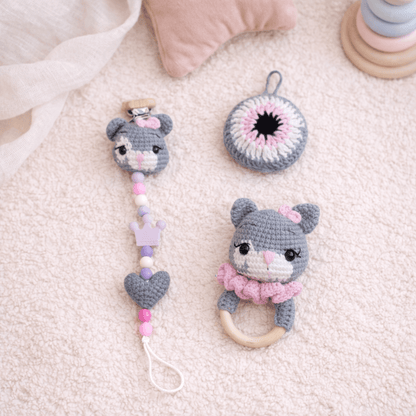 Little Love Set – Pink Kitty | Χειροποίητο σετ δώρου νεογέννητου με κουδουνίστρα, κλιπ πιπίλας & φυλαχτό