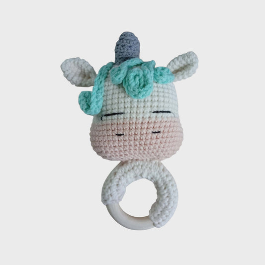 Χειροποίητη Πλεκτή Κουδουνίστρα – Μασητικό Μονόκερος με Ξύλινο Κρίκο | Happy Love Creation