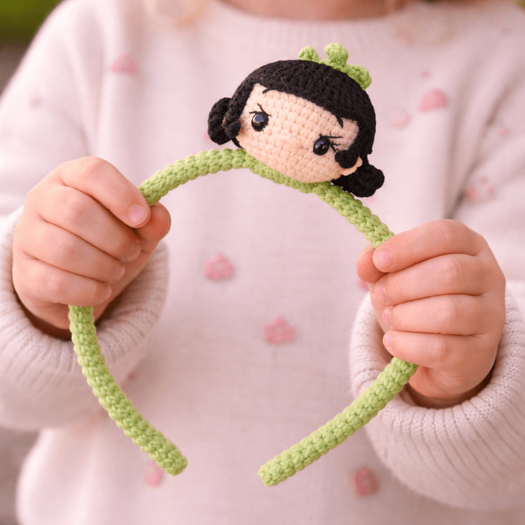 Χειροποίητη Πλεκτή Στέκα Μαλλιών «Amigurumi Doll – Green Bow»-Happy Love Creation