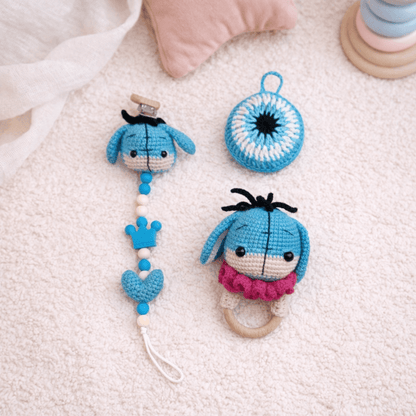 Little Love Set – Blue Calm | Χειροποίητο σετ δώρου νεογέννητου με κουδουνίστρα, κλιπ πιπίλας & φυλαχτό