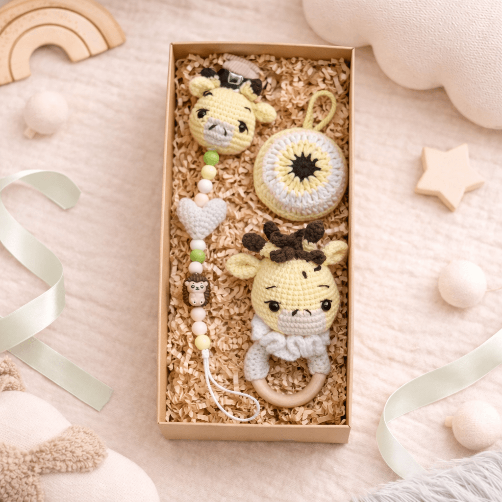 Little Love Set – Gentle Giraffe | Χειροποίητο σετ δώρου νεογέννητου με κουδουνίστρα, κλιπ πιπίλας & φυλαχτό