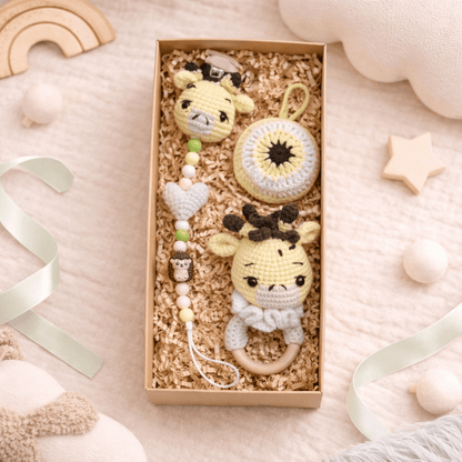 Little Love Set – Gentle Giraffe | Χειροποίητο σετ δώρου νεογέννητου με κουδουνίστρα, κλιπ πιπίλας & φυλαχτό