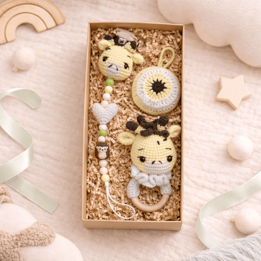 Little Love Set – Gentle Giraffe | Χειροποίητο σετ δώρου νεογέννητου με κουδουνίστρα, κλιπ πιπίλας & φυλαχτό